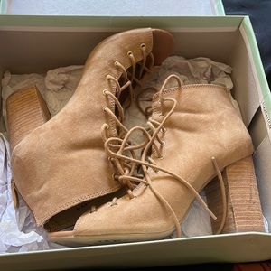 Chinese Laundry tan suede stacked heel shoes, size 8M